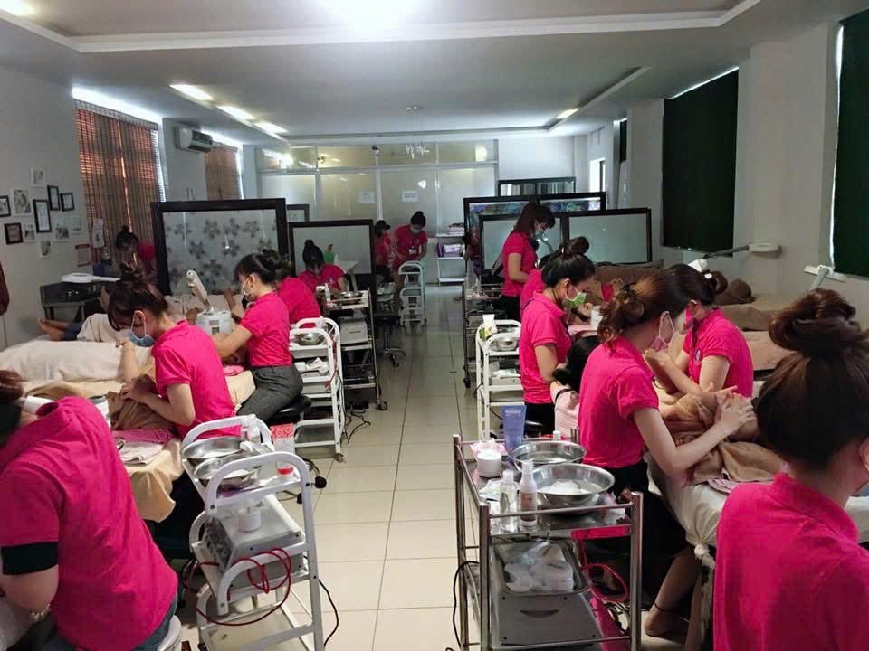 Giờ thực hành nghề spa tại lớp của Ms Hary