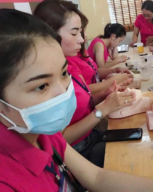 Học viên luyện thao tác tay trên đầu mẫu trước khi thực hành trên người thật