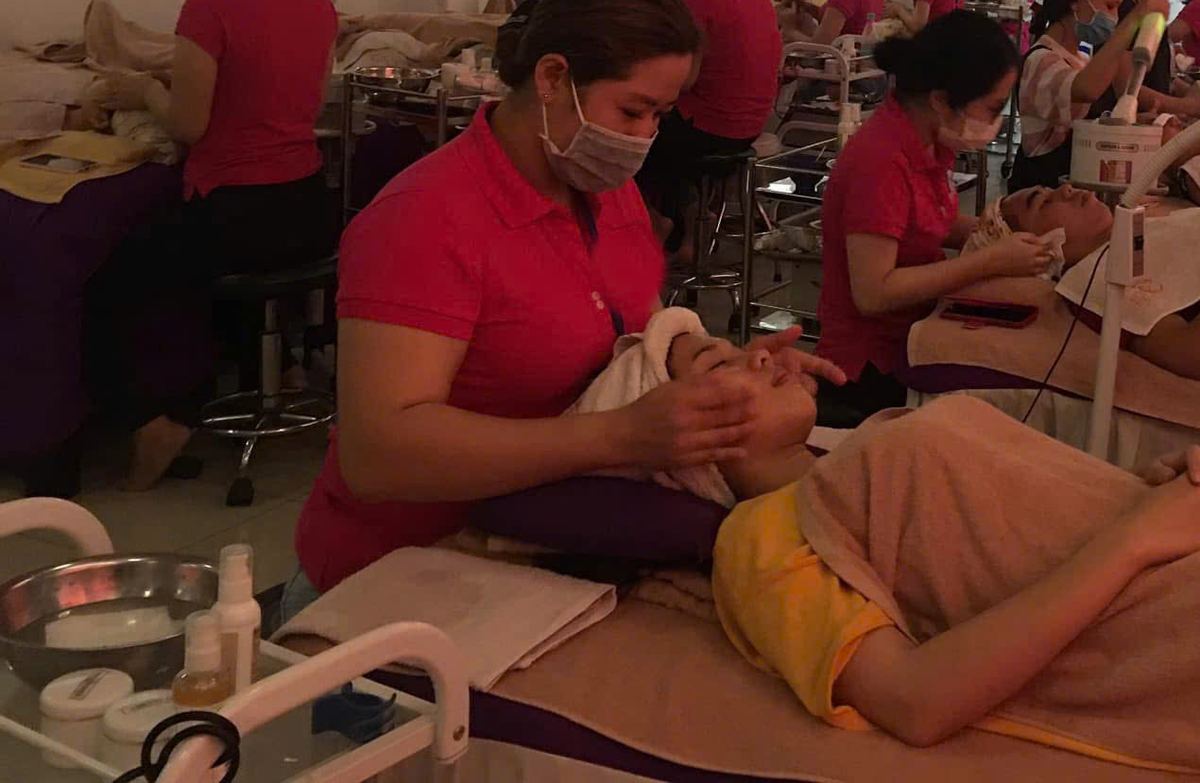 Học viên thực hành liệu trình chăm sóc da mặt trên khách thật