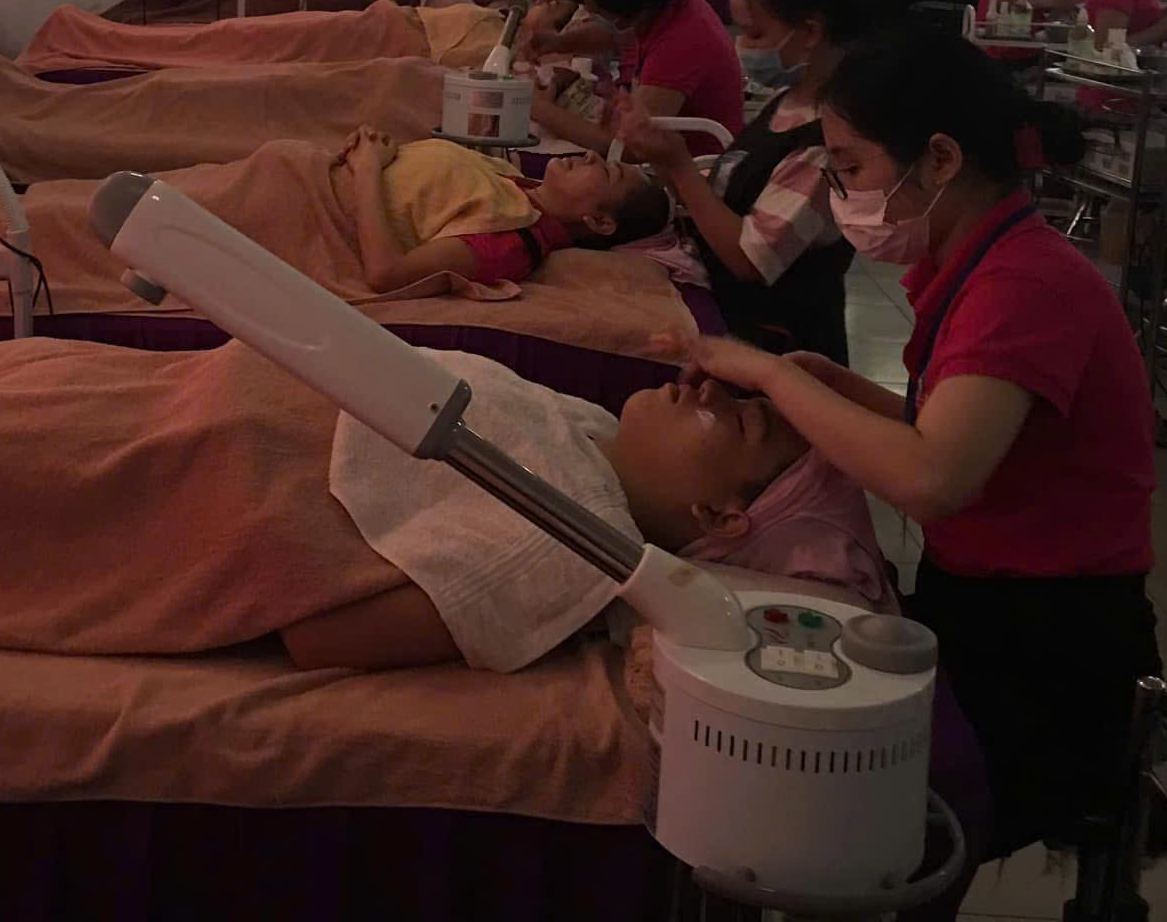 Máy móc và thiết bị chăm sóc da trang bị sẵn cho học viên thực hành