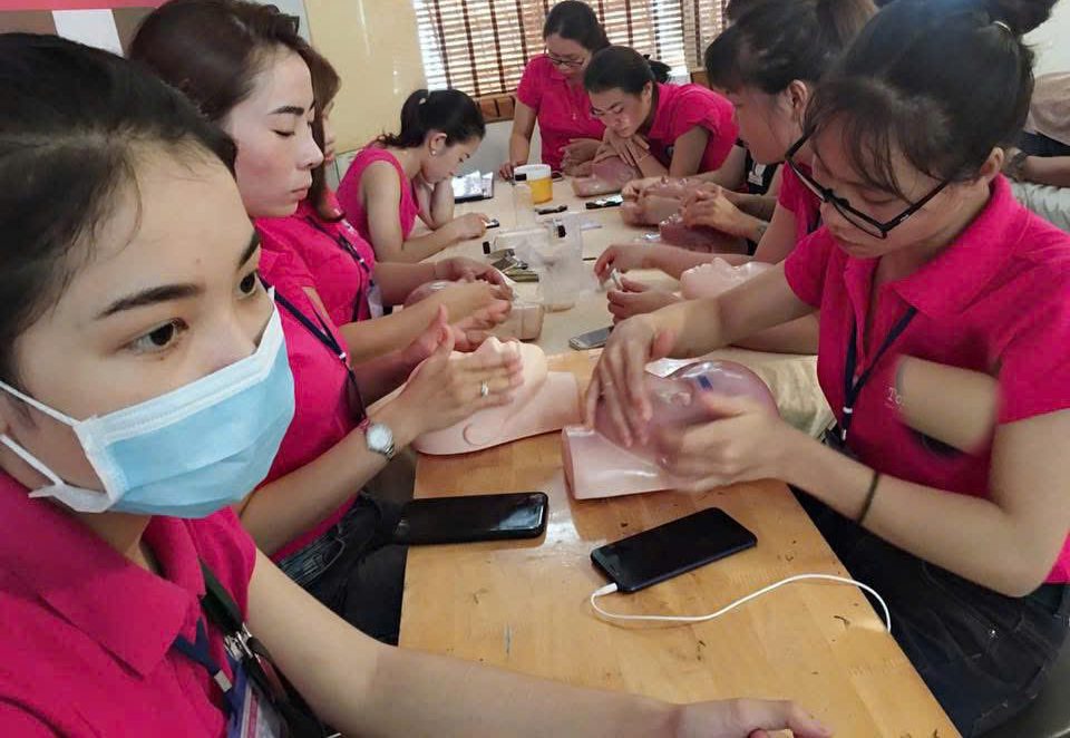 Học viên luyện thao tác chăm sóc da trên đầu mẫu