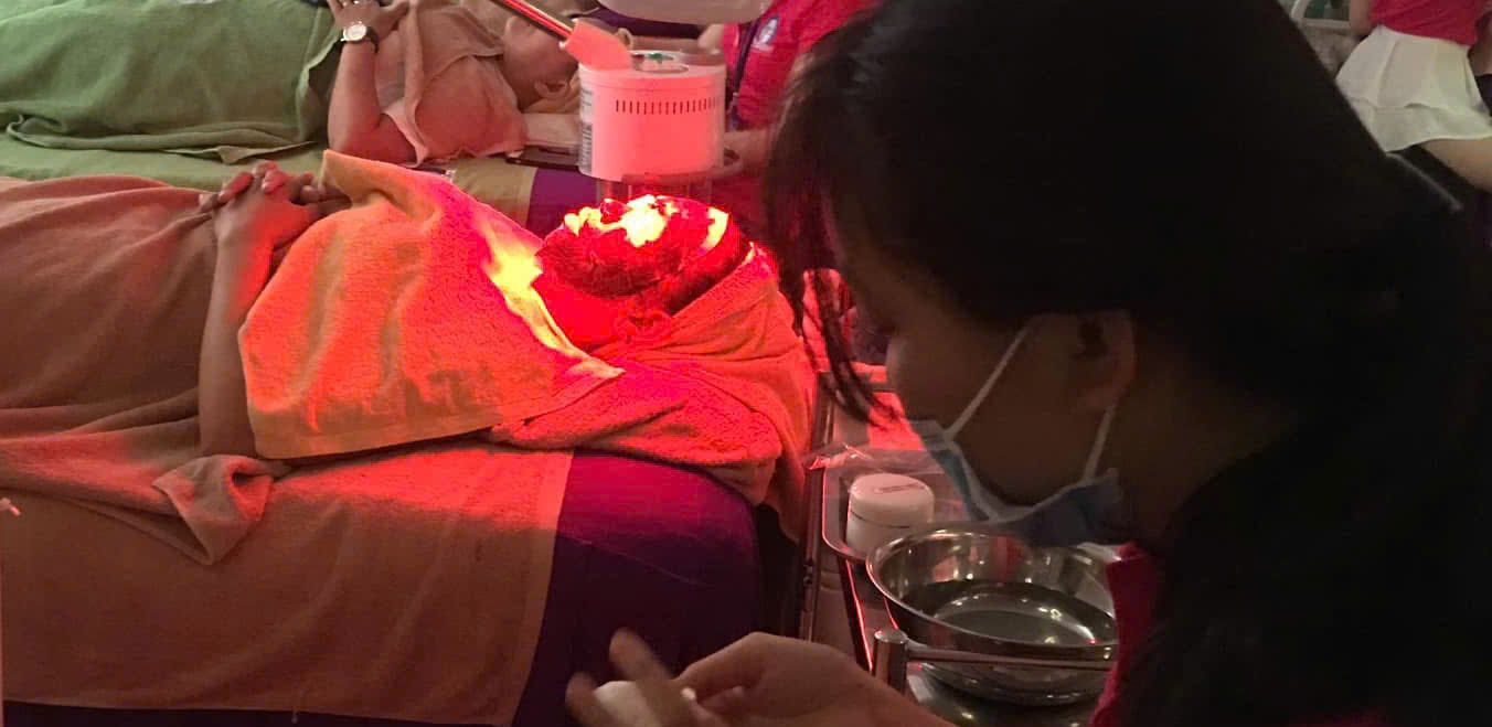 Học viên thực hành liệu trình ánh sáng sinh học trong khoá combo da và body