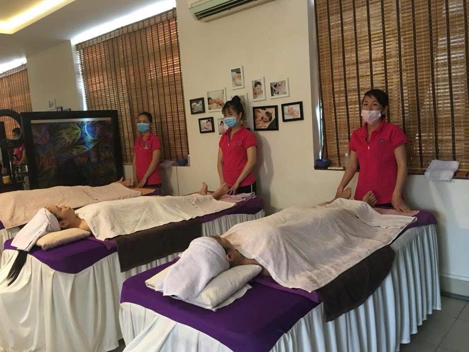 Phòng thực hành massage body với giường và khăn được chuẩn bị sẵn